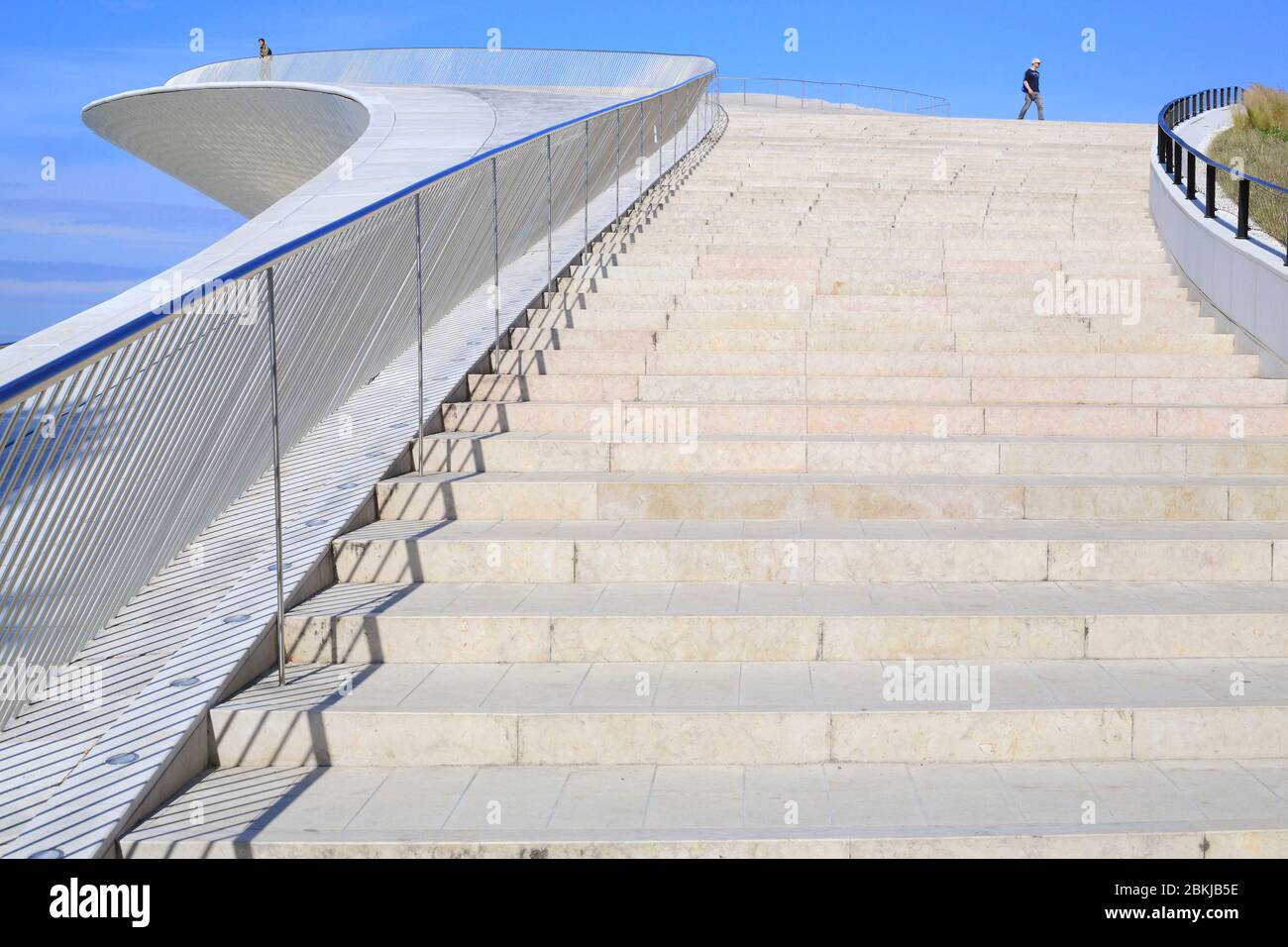 Portugal, Lissabon, Belém, MAAT (Museum für Kunst, Architektur und Technologie oder Museu de Arte, Arquitetura e Tecnologia), das 2016 eingeweiht und von der britischen Architektin Amanda Levete entworfen wurde Stockfoto