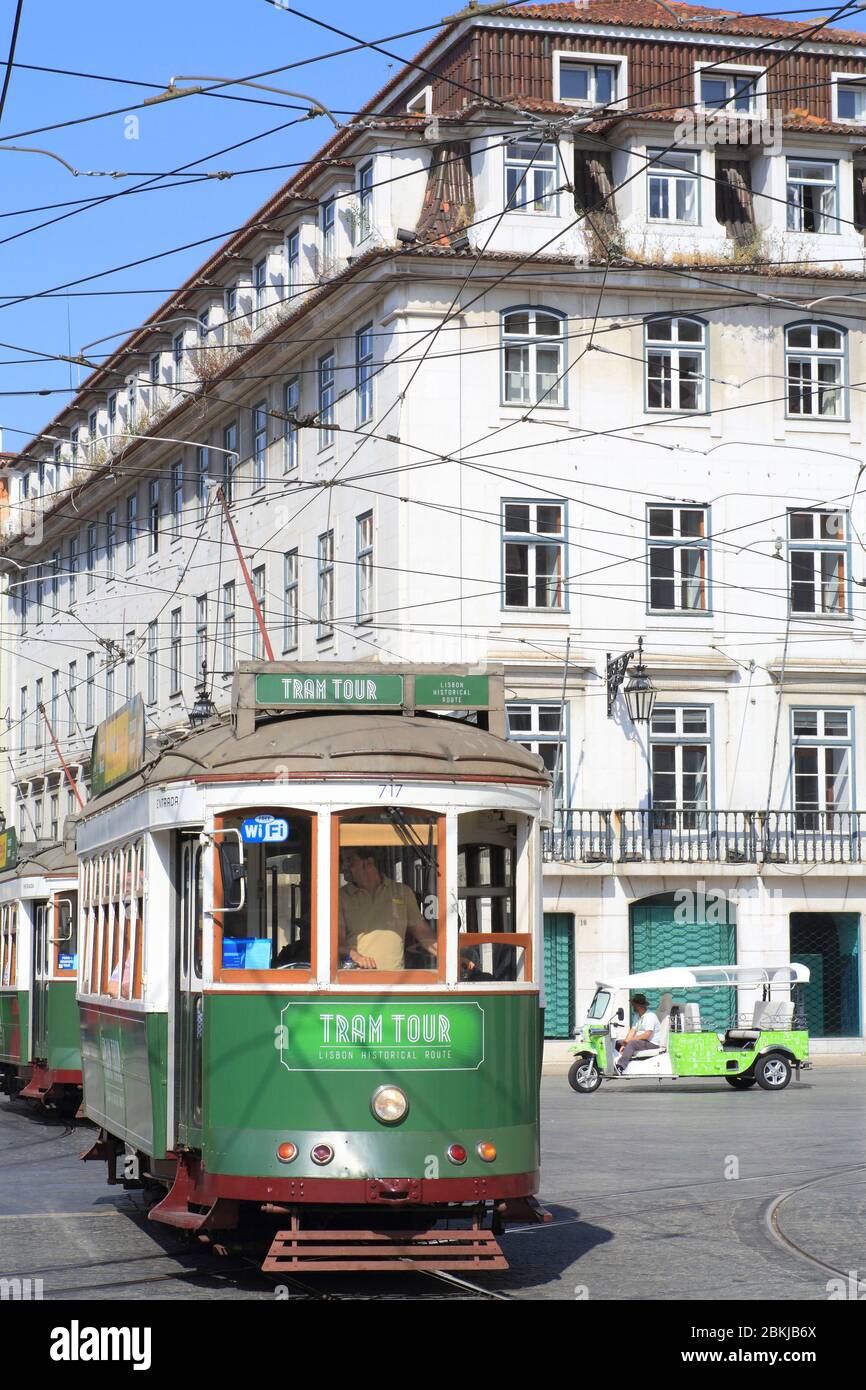 Portugal, Lissabon, Kreuzung zwischen Largo do Corpo Santo und Rua do Corpo Santo mit einer Straßenbahn und einem Tuk-Tuk Stockfoto