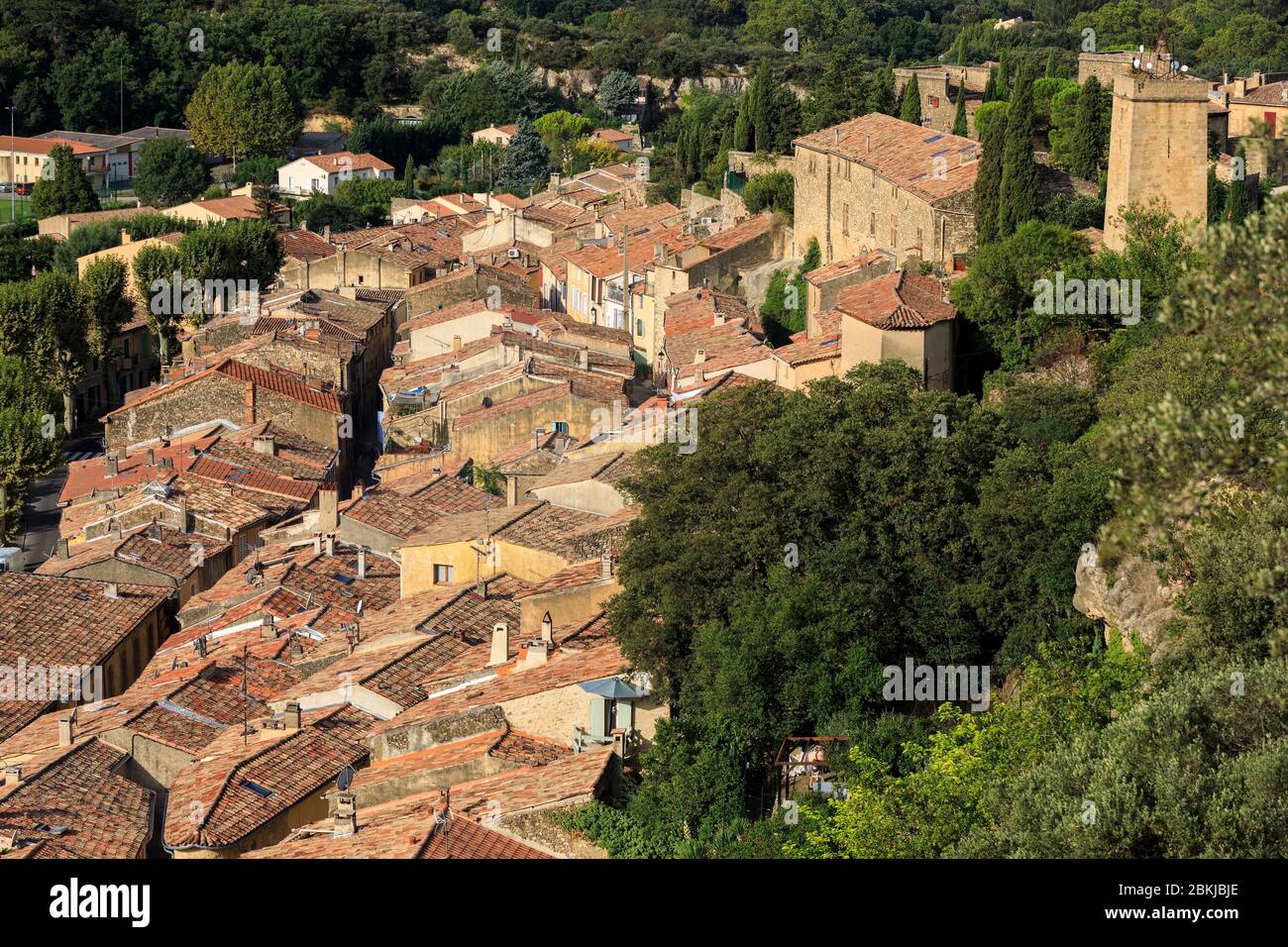 Frankreich, Bouches du Rhone, Pays d'Aix, Jouques, Blick über die Dächer des Dorfes Stockfoto
