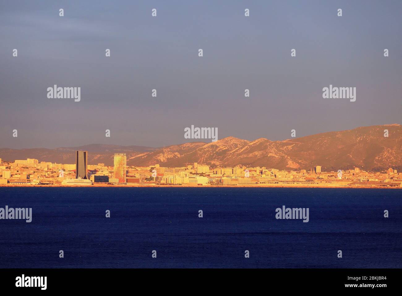 Frankreich, Bouches du Rhone, Marseille und sein Hafen, der CMA CGM Turm, die Architektin Zaha Hadid und La Marseillaise Turm, der Architekt Jean Nouvel im Hintergrund Stockfoto