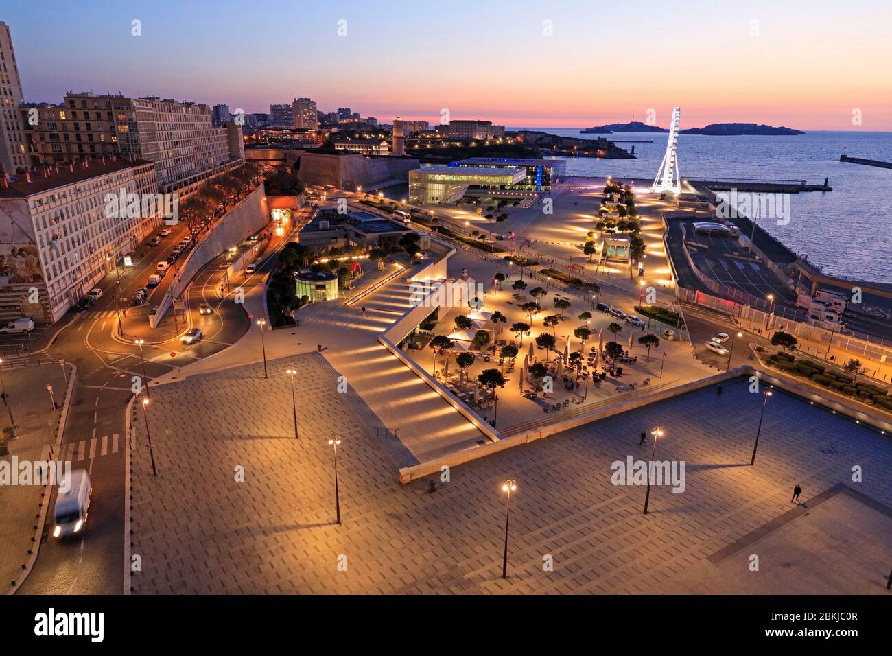 Frankreich, Bouches du Rhone, Marseille, 2. Arrondissement, Euromediterranien, La Joliette, Place de La Major und Esplanade Jean Paul II, Ausfahrt Vieux Port Tunnel, Avenue Vaudoyer und Esplanade de la Tourette, Place Albert London, Robert Laffont Promenade, Esplanade J4, Palais du Pharo im Hintergrund Stockfoto