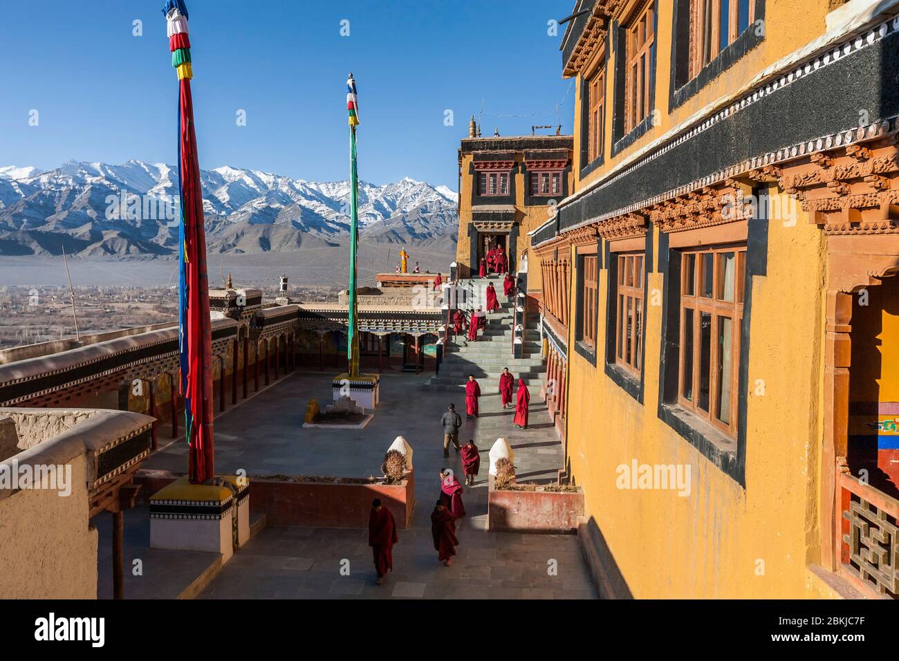 Indien, Jammu und Kaschmir, Ladakh, Thiksey Gompa, Mönche zu Fuß im Kloster und erhöhte Aussicht auf Indus Valley, Höhe 3600 Meter Stockfoto