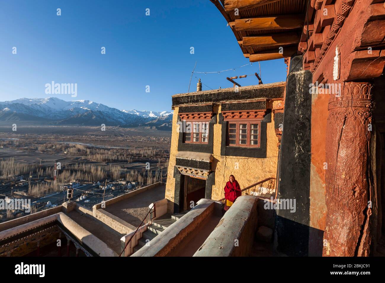 Indien, Jammu und Kaschmir, Ladakh, Thiksey Gompa, Mönch zu Fuß im Kloster und erhöhte Aussicht auf Indus Valley, Höhe 3600 Meter Stockfoto