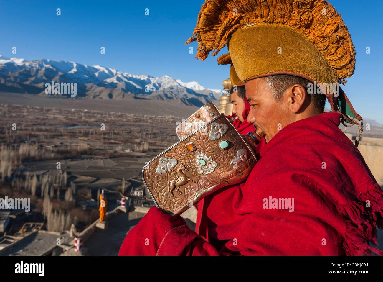 Indien, Jammu und Kaschmir, Ladakh, Indus Valley, Thiksey Gompa, zwei Mönche rufen zum Gebet, weht in Dung-dkar, dekoriert Muschelhörner, Höhe 3600 Meter Stockfoto