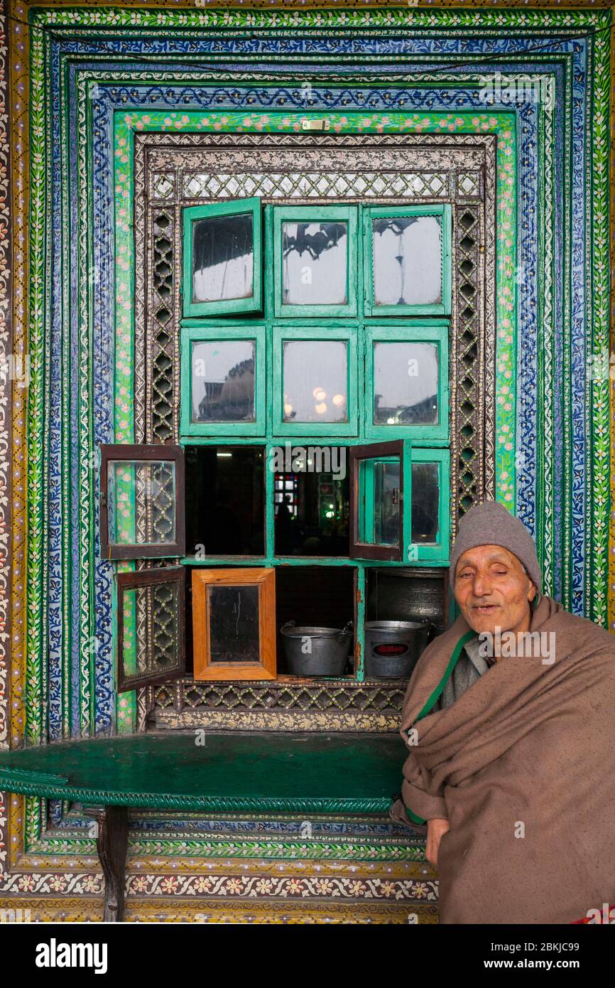 Indien, Jammu und Kaschmir, Srinagar, Shah-e-Hamadan Masjid Moschee, auch Khanqah-e-Moula genannt, älterer Mann bewacht den Eingang Stockfoto
