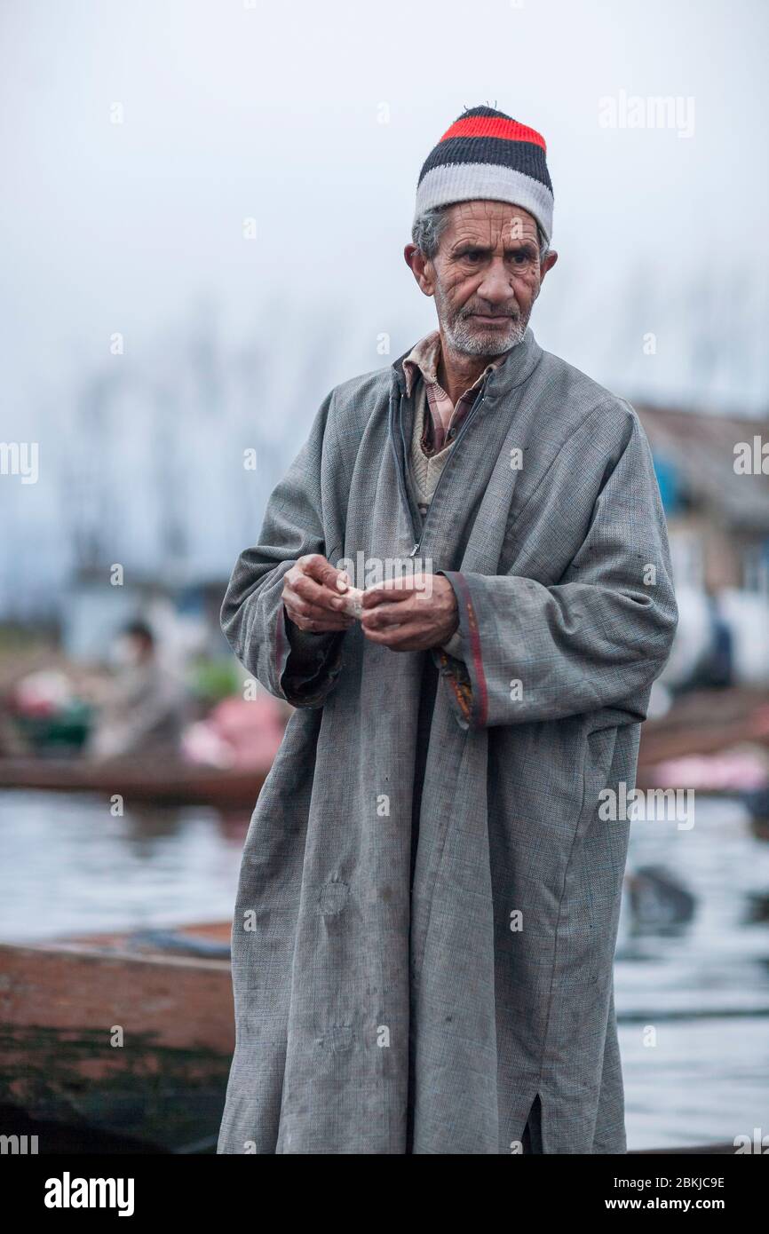 Indien, Jammu und Kaschmir, Srinagar, Dal See, schwimmende Gemüsemarkt, Mann auf einem Shikara, Kashmiri Pirogue, und das Tragen eines Pheran, traditionelle Wollponcho Stockfoto