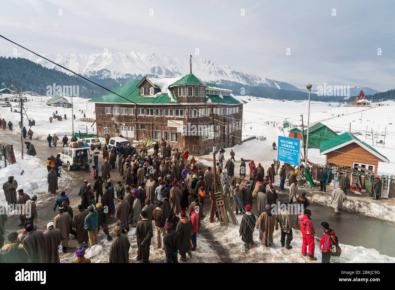 Indien, Jammu und Kaschmir, Gulmarg, Bergführer warten auf Touristen Kunden an einer Kreuzung, Höhe 2700 Meter Stockfoto