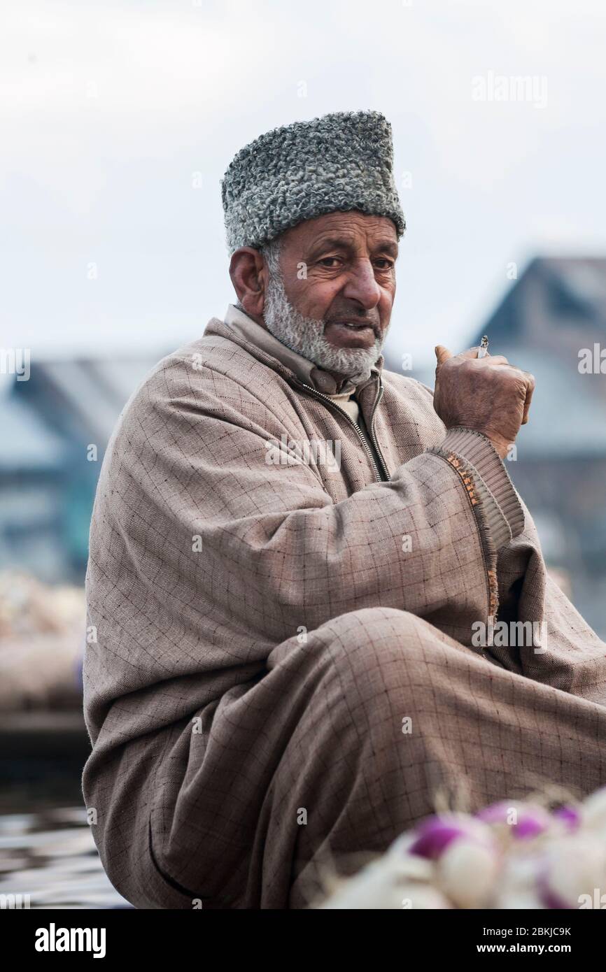Indien, Jammu und Kaschmir, Srinagar, Dal See, schwimmende Gemüsemarkt, Mann auf einem Shikara, Kashmiri Pirogue, und das Tragen eines Pheran, traditionelle Wollponcho Stockfoto