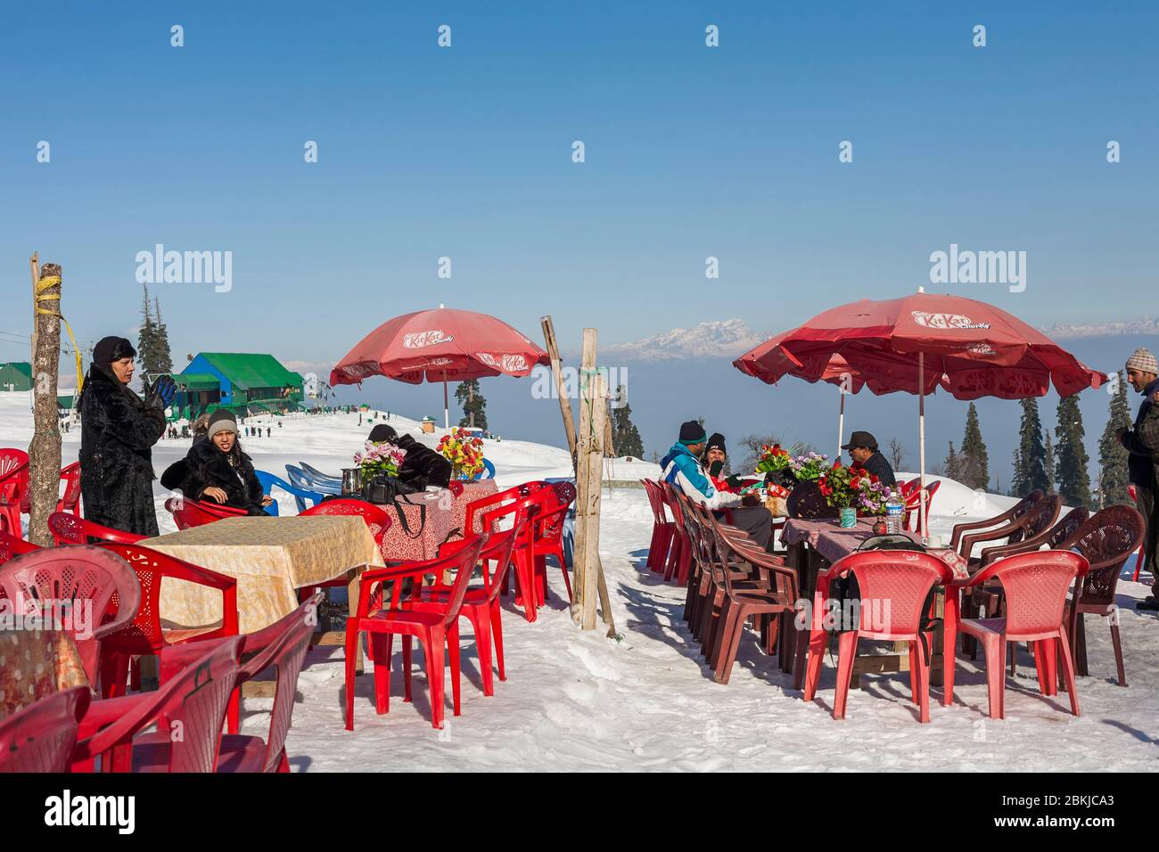 Indien, Jammu und Kaschmir, Gulmarg, indische Touristen sitzen in einem Restaurant im Freien auf dem Schnee, in Kongdoori, erste Station der Gondelbahn, Höhe 3090 Meter Stockfoto