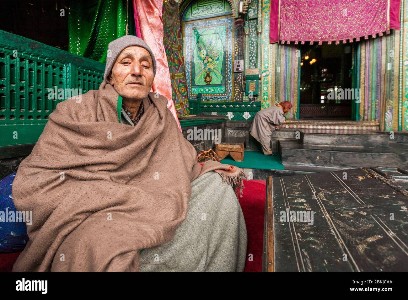 Indien, Jammu und Kaschmir, Srinagar, Shah-e-Hamadan Masjid Moschee, auch Khanqah-e-Moula genannt, älterer Mann bewacht den Eingang Stockfoto
