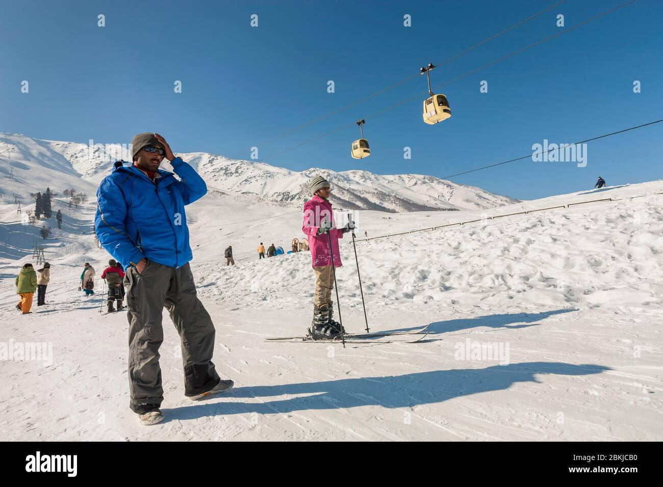 Indien, Jammu und Kaschmir, Gulmarg, indische Touristen Skifahren in Kongdoori, erste Station der Gondelbahn, Höhe 3090 Meter Stockfoto