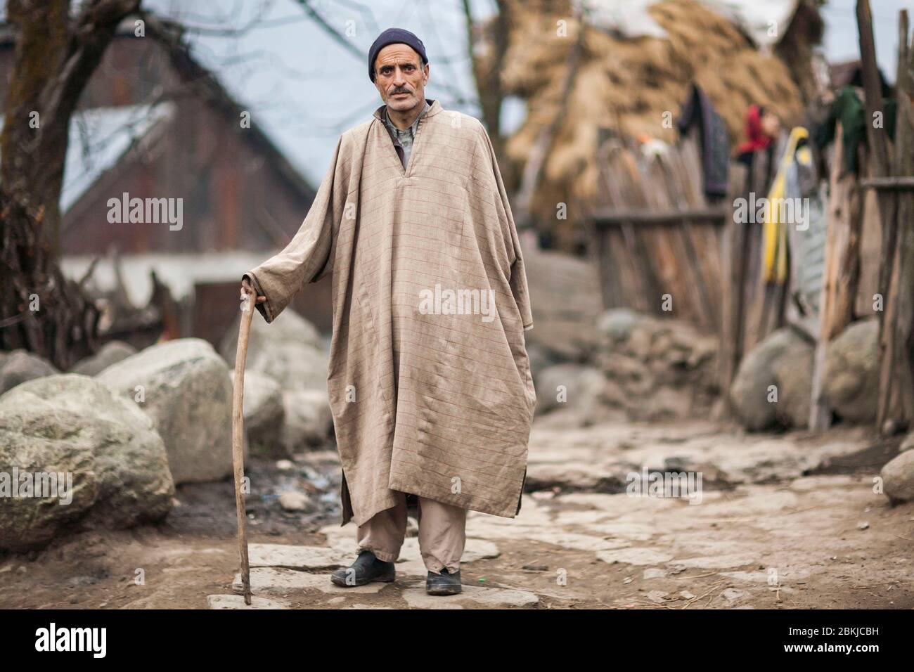Indien, Jammu und Kaschmir, Pahalgam, Ganzkörperporträt eines Mannes, der einen Pheran trägt, traditioneller wollener kashmiri Poncho Stockfoto