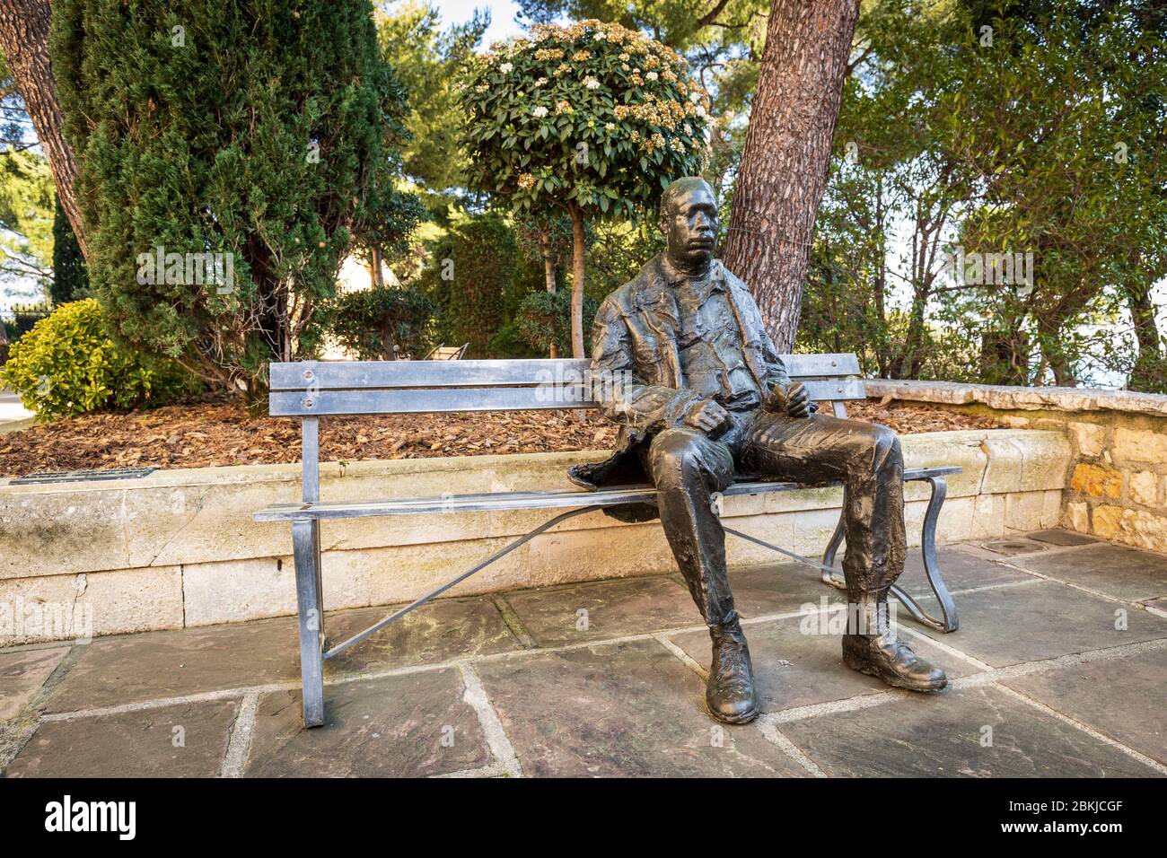 Fürstentum Monaco, Monaco, Gärten des Ministeriums, '' Mann auf Bank '' Bronze von George Segal Stockfoto