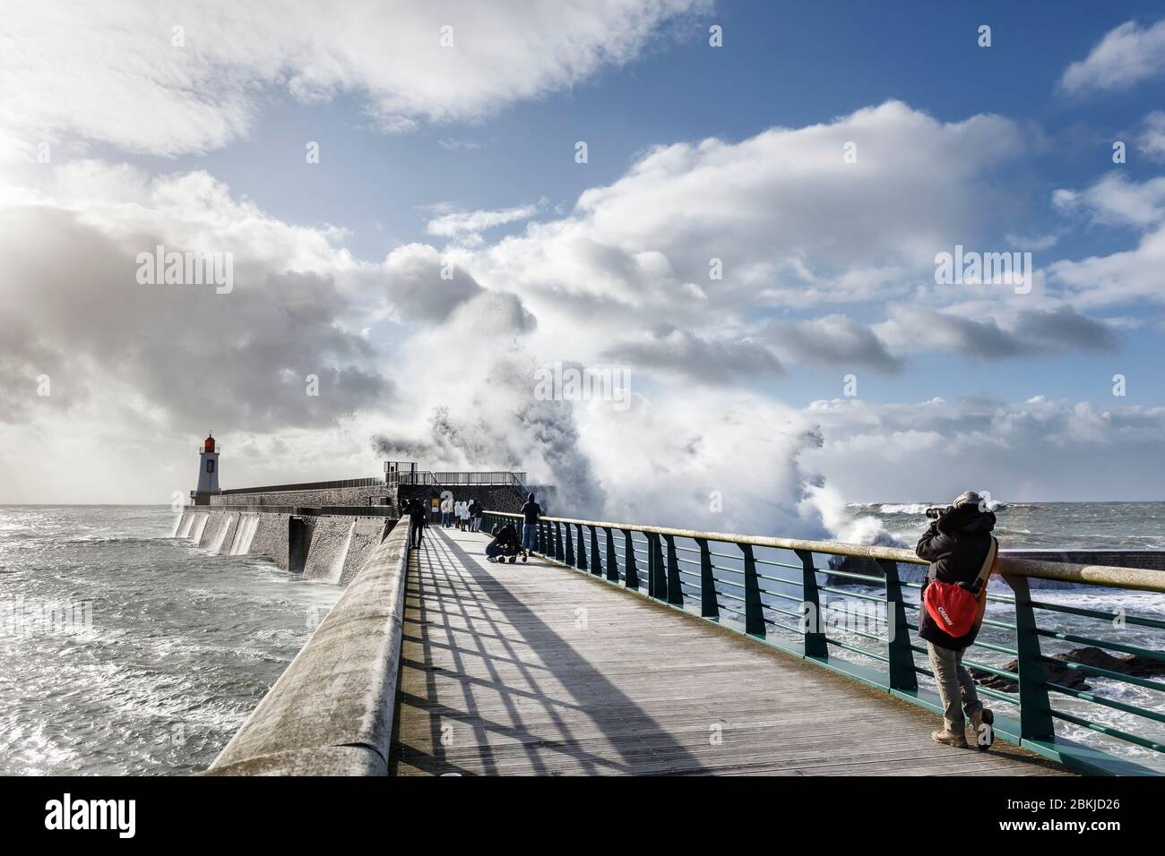 Frankreich, Vendee, Les Sables d'Olonne, Leuchtturm des Hafenkanals während des Amelie-Sturms Stockfoto