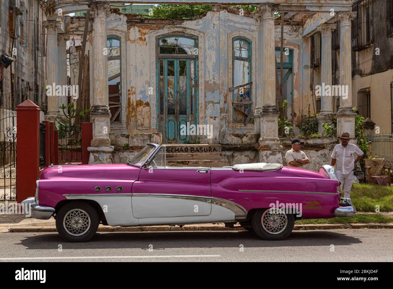 Kuba, Havanna, Vedado, altes amerikanisches Auto vor dem John Lennon Park Stockfoto