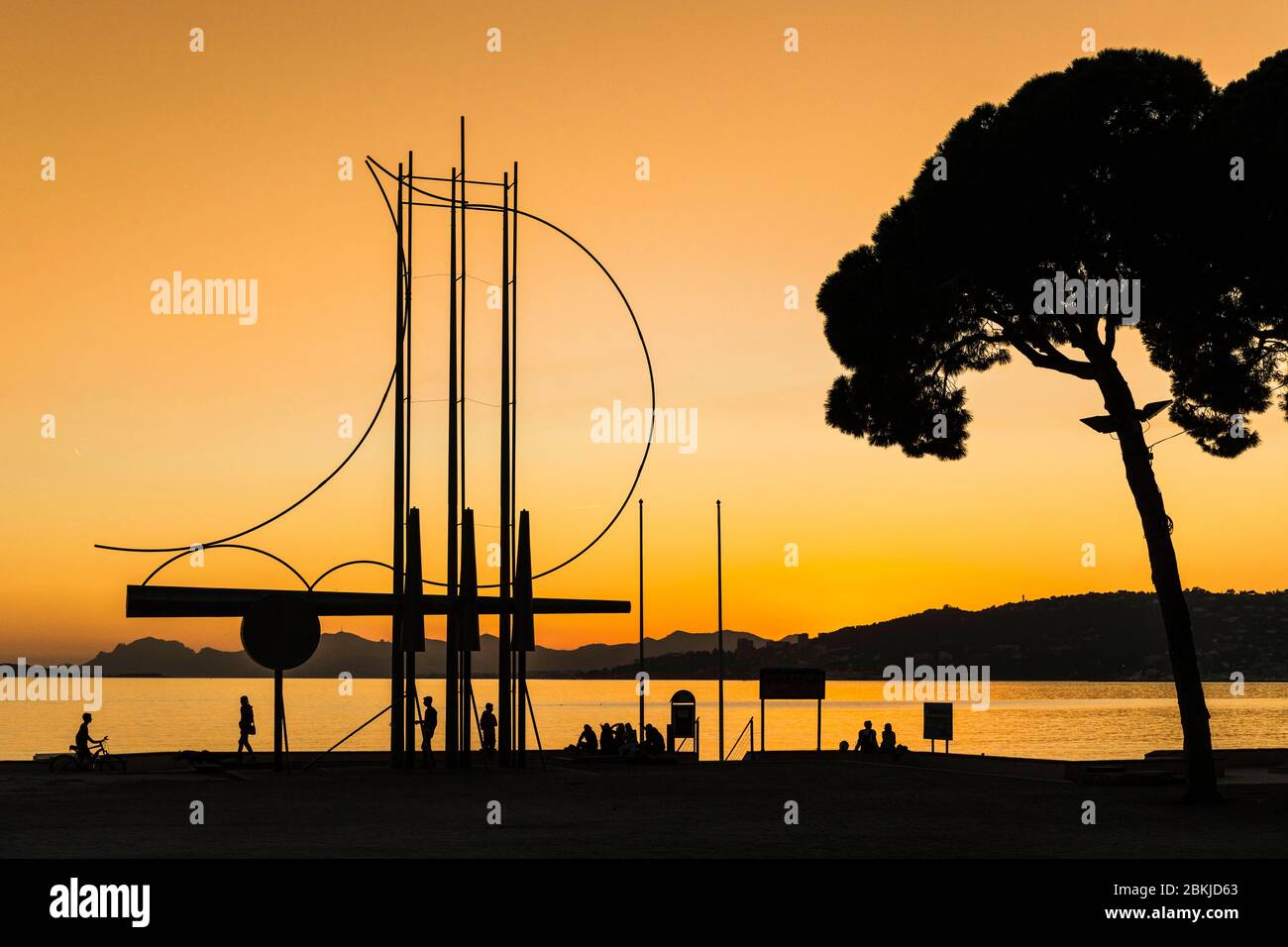 Frankreich, Alpes-Maritimes, Antibes, Juan-les-Pins, Platz Frank Jay Gould, Golfe-Juan und das Estérel-Massiv im Hintergrund Stockfoto