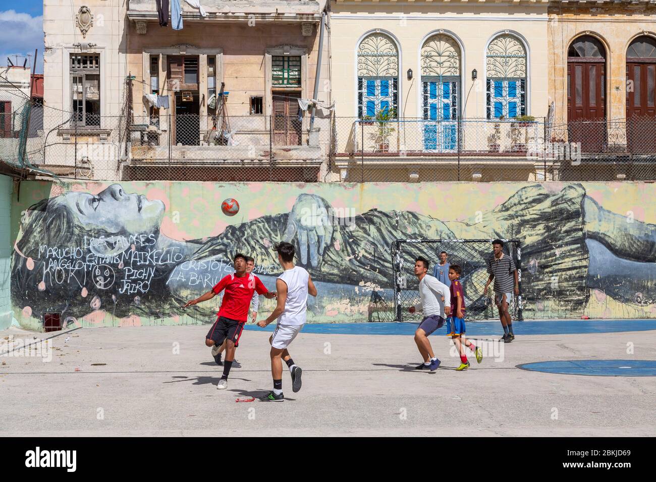 Kuba, Provinz Ciudad de la Habana, Havanna, Fußballspiel im Zentrum der Stadt auf der Avenue de Belgique in der Nähe des Museum der Revolution Stockfoto