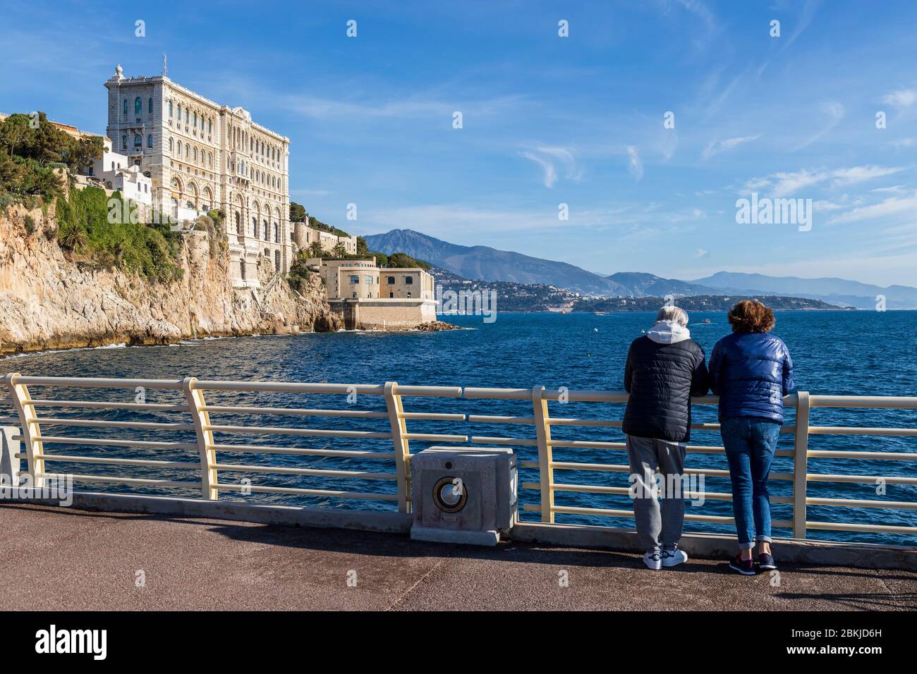 Fürstentum Monaco, Monaco, Ozeanographisches Museum auf dem Felsen vom Pier des Yachthafens Fontvieille Stockfoto