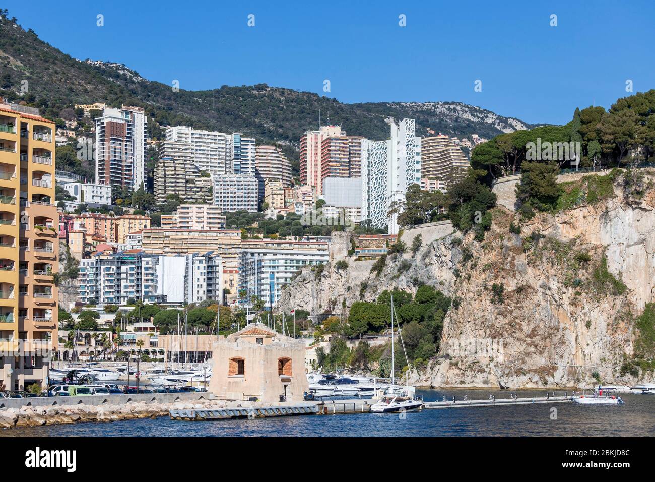 Fürstentum Monaco, Monaco, Fontvieille, Fontvieille Hafen, im Hintergrund der Bezirk La Condamine Stockfoto
