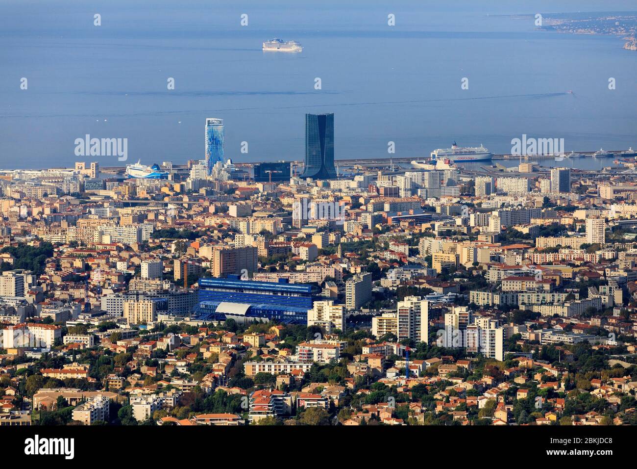 Frankreich, Bouches du Rhone, Marseille, 4. Arrondissement, Saint Just, Dom und Generalrat 13, Hotel des Departements und des Arenc-Viertels, CMA CGM-Turm, Architekt Zaha Hadid und La Marseillaise-Turm, Architekt Jean Nouvel im Hintergrund (Luftaufnahme) Stockfoto
