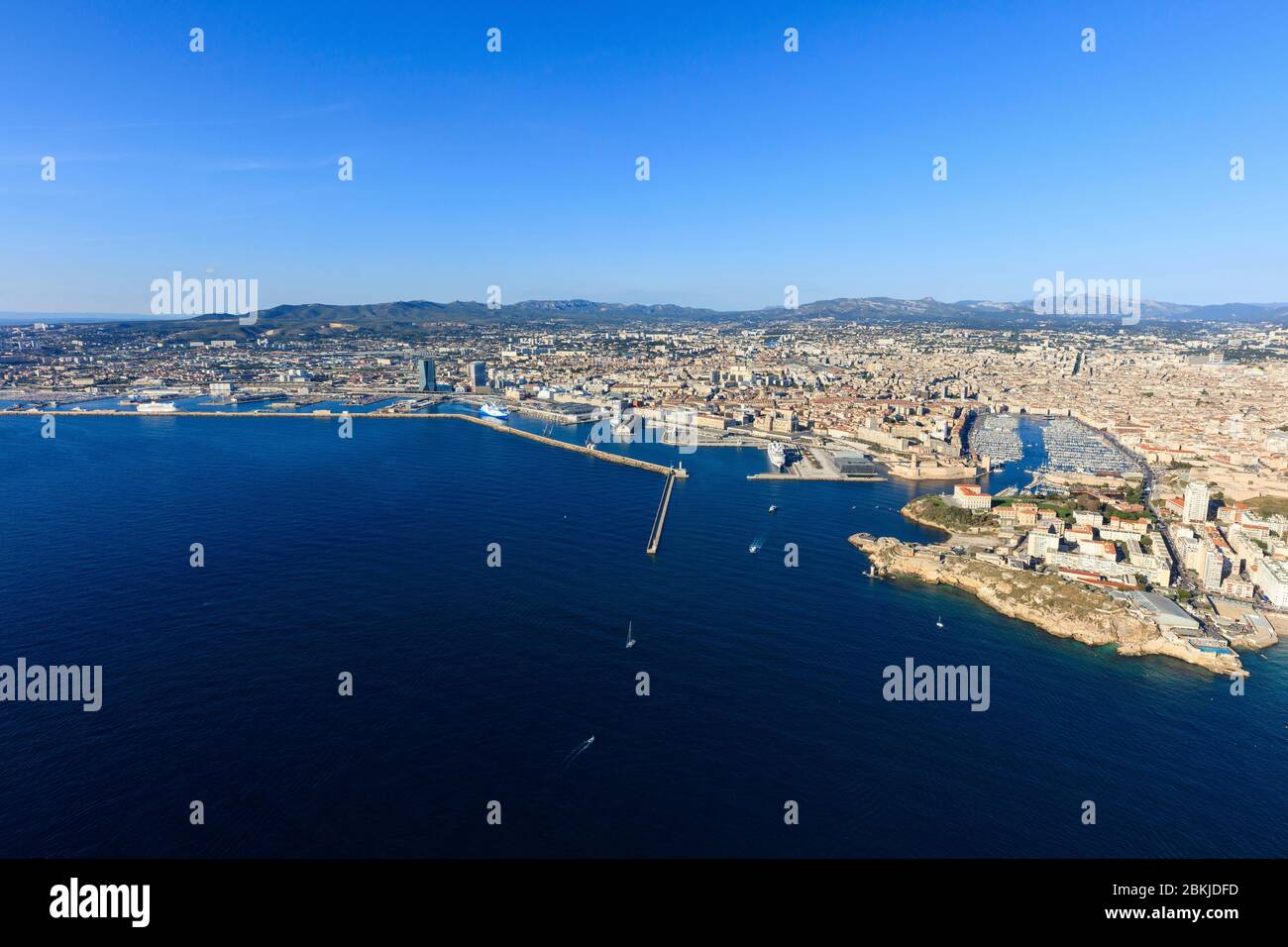 Frankreich, Bouches du Rhone, Marseille, Euromediterranien, Grand Port Maritime, Vieux Port und Anse des Catalans (Luftaufnahme) Stockfoto