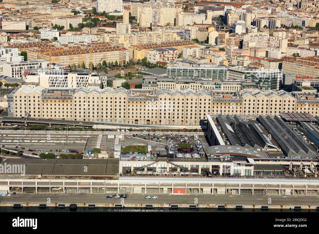 Frankreich, Bouches du Rhone, Marseille, Euromediterranien, 2. Arrondissement, La Joliette, Les Terrasses du Port und Les Docks (Luftaufnahme) Stockfoto
