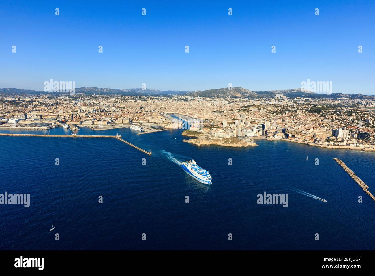 Frankreich, Bouches du Rhone, Marseille, Euromediterranien, Grand Port Maritime, Anse des Catalans und der Vieux Port im Hintergrund (Luftaufnahme) Stockfoto