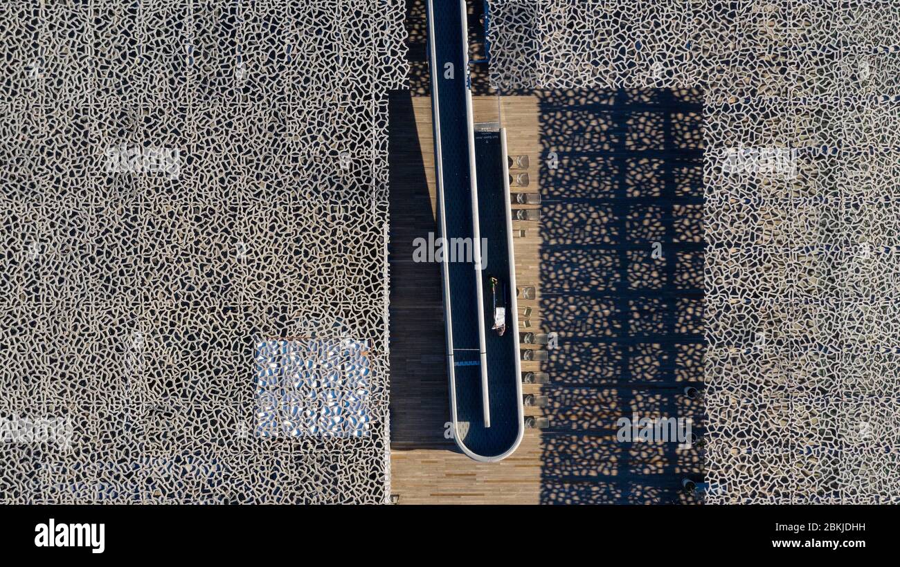 Frankreich, Bouches du Rhone, Marseille, 2. Arrondissement, Euromediterranische Zone, Mucem R. Ricciotti und R. Carta Architekten, Fußgängerbrücke (Luftaufnahme) Stockfoto