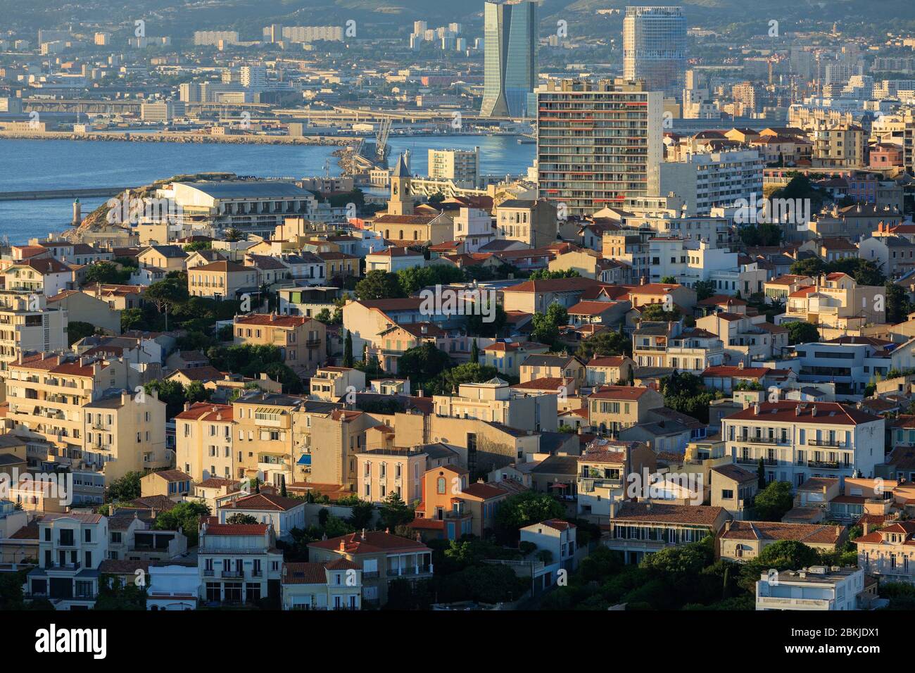 Frankreich, Bouches du Rhone, Marseille, 7. Arrondissement, Endoume, CMA CGM Turm und La Marseillaise Turm im Hintergrund (Luftaufnahme) Stockfoto