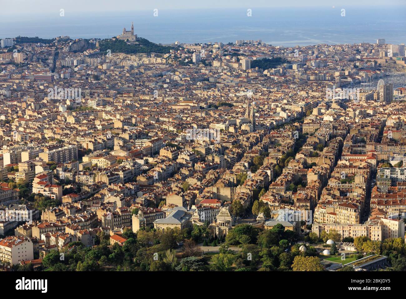 Frankreich, Bouches du Rhone, Marseille, 4. Arrondissement, Longchamp-Viertel, Palais Longchamp-Gärten im Vordergrund, Notre Dame de la Garde-Basilika im Hintergrund (Luftaufnahme) Stockfoto