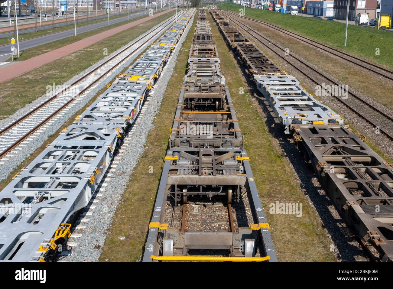 Luftaufnahme von Eisenbahncontainerschiffterminal mit Zug beladen mit Containern per Kran auch zeigt Klassifizierung Hof und schwere i Stockfoto