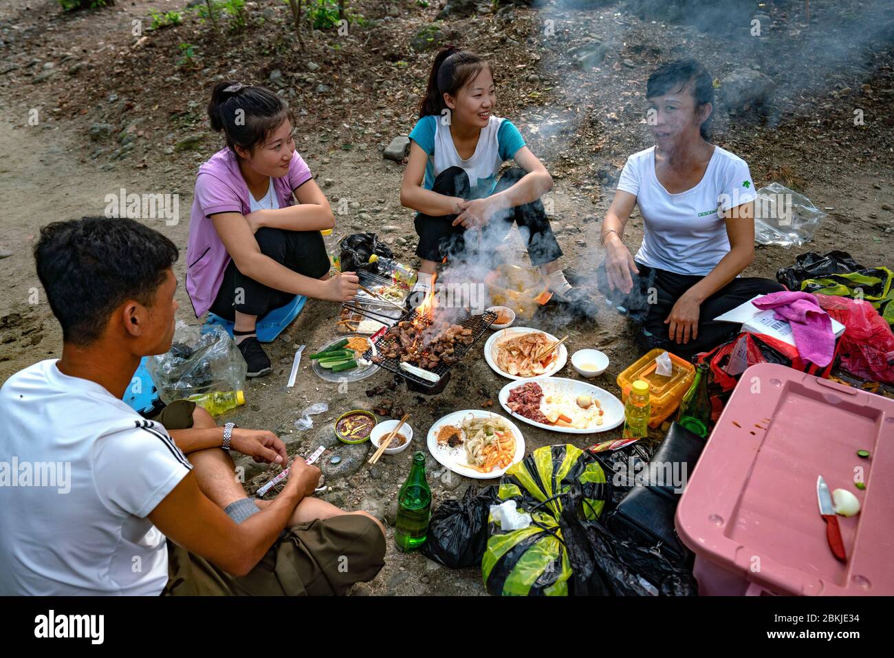 Nordkorea, Hyang San District, Mount Myohyang, Dorfbewohner genießen einen Tag Stockfoto