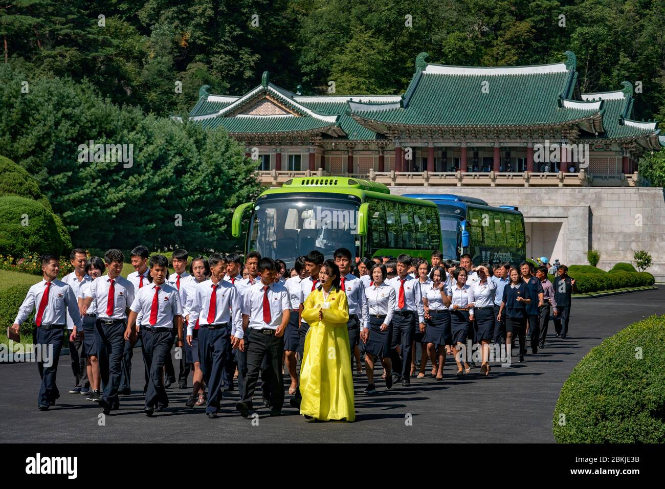 Nordkorea, Hyang San District, Mount Myohyang, Studenten besuchen die Internationale Freundschaftsausstellung Stockfoto