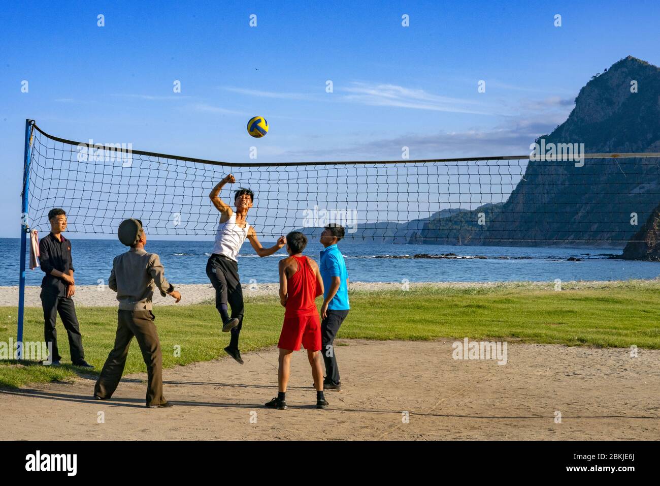 Nordkorea, Küstenchilbo, Volleyball spielen Stockfoto