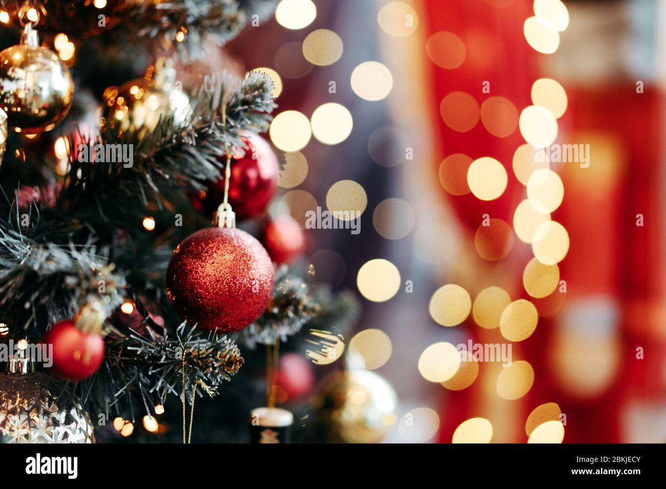 Weihnachtsdekor in Nahaufnahme auf christbaum und Bokeh Stockfoto