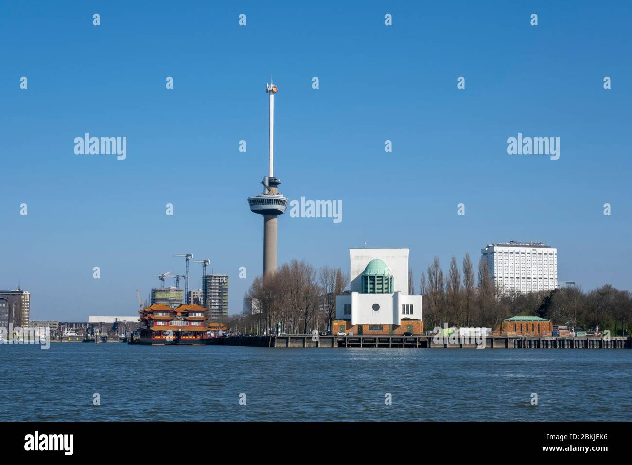 Euromast Tower in Rotterdam mit schwimmenden chinesischen Restaurant Stockfoto