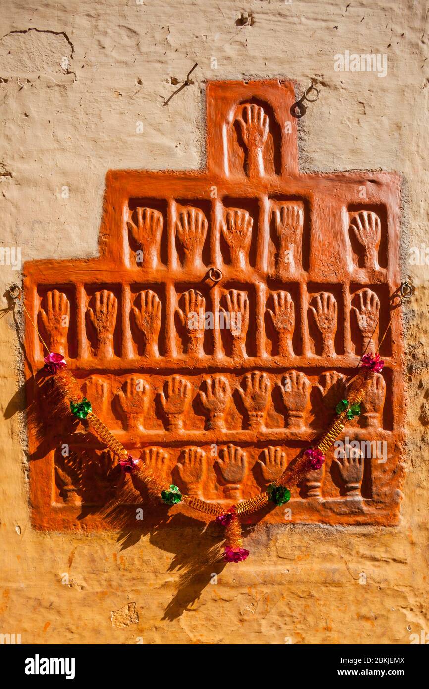 Indien, Rajasthan, Jodhpur, Fort Mehrangarh, Wand mit Handaufdrücken der Sati Tradition Opfer: Witwen würden im Scheiterhaufen des verstorbenen Maharadscha geopfert werden Stockfoto