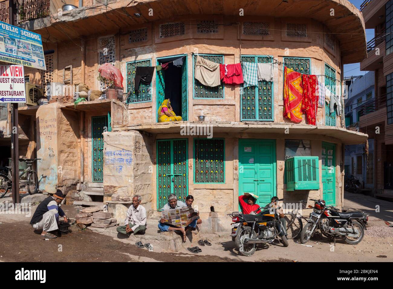Indien, Rajasthan, Jodhpur, bunte Wäsche trocknen und Einheimischen in der Straße Stockfoto