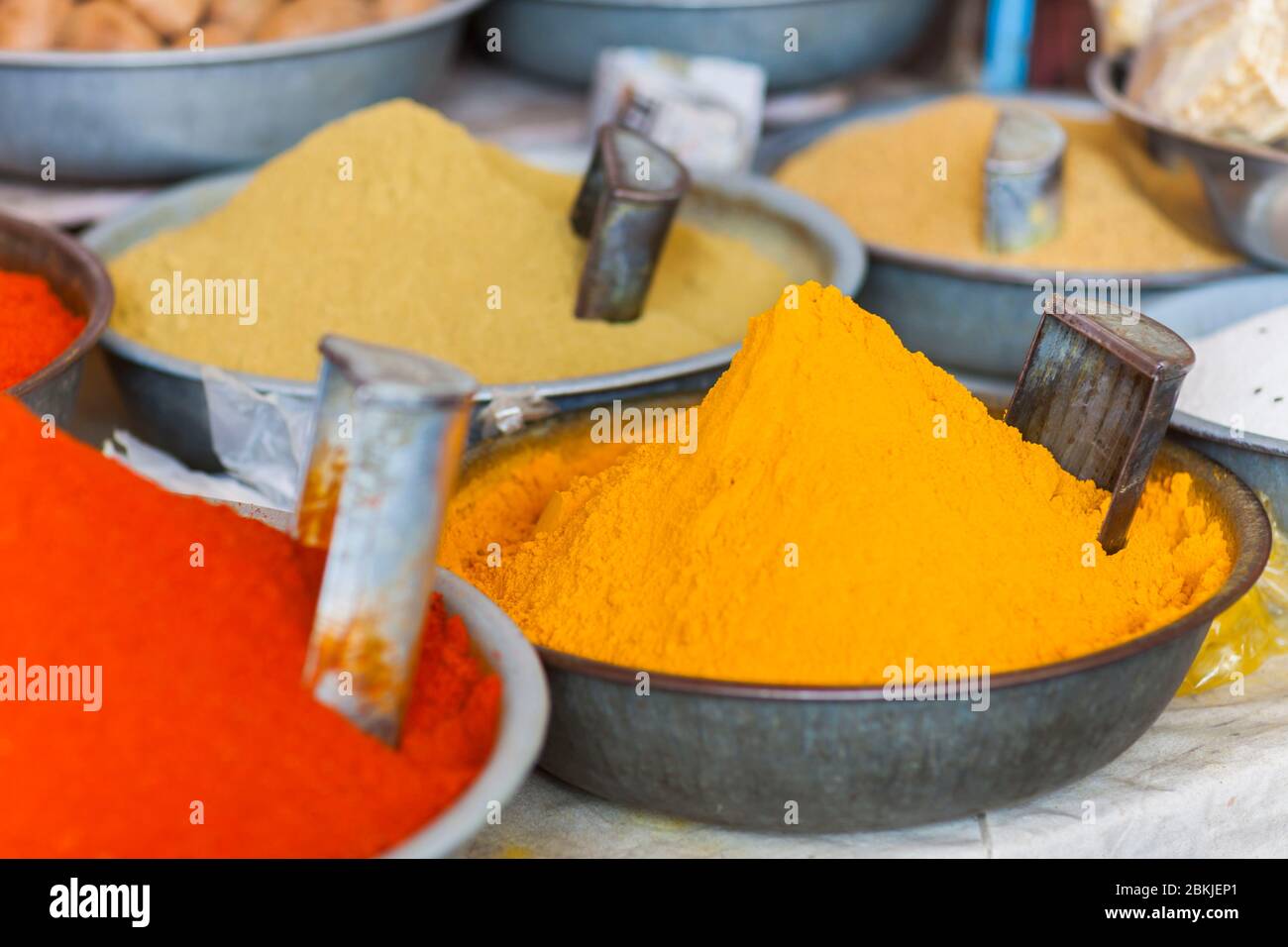 Indien, Rajasthan, Jodhpur, Sardar Markt Girdikot, Curry-Pulver und Kurkuma Stockfoto