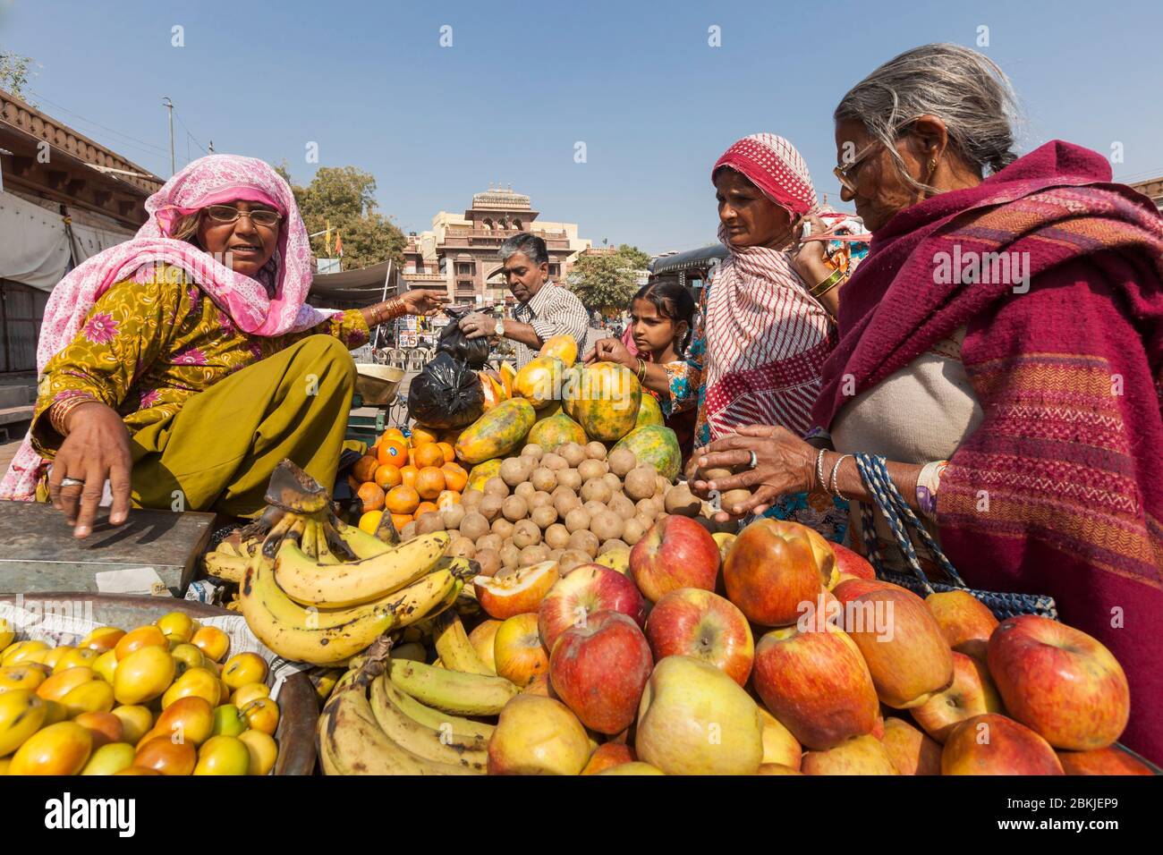 Indien, Rajasthan, Jodhpur, Sardar Markt Girdikot, Obstverkäufer und Kunden Stockfoto