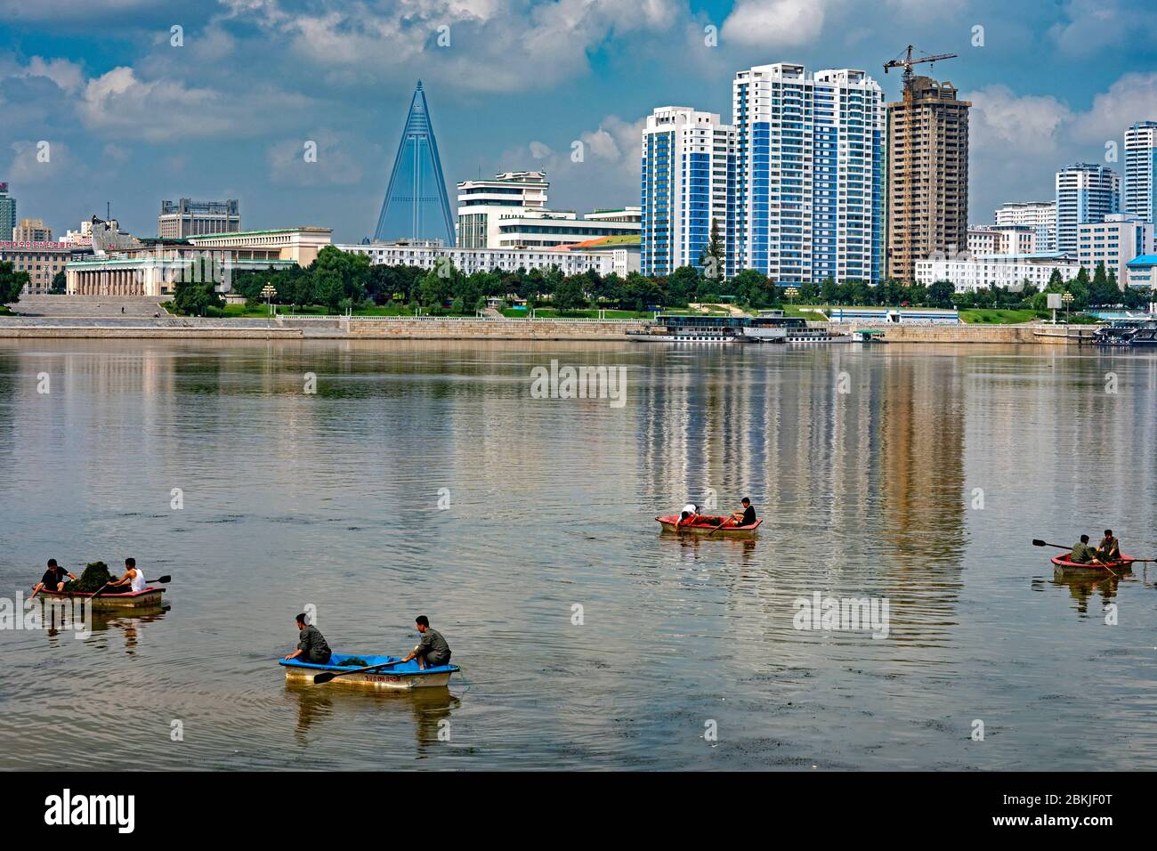 Nordkorea, Pjöngjang, die Algen vom Daidong-Fluss säubern Stockfoto