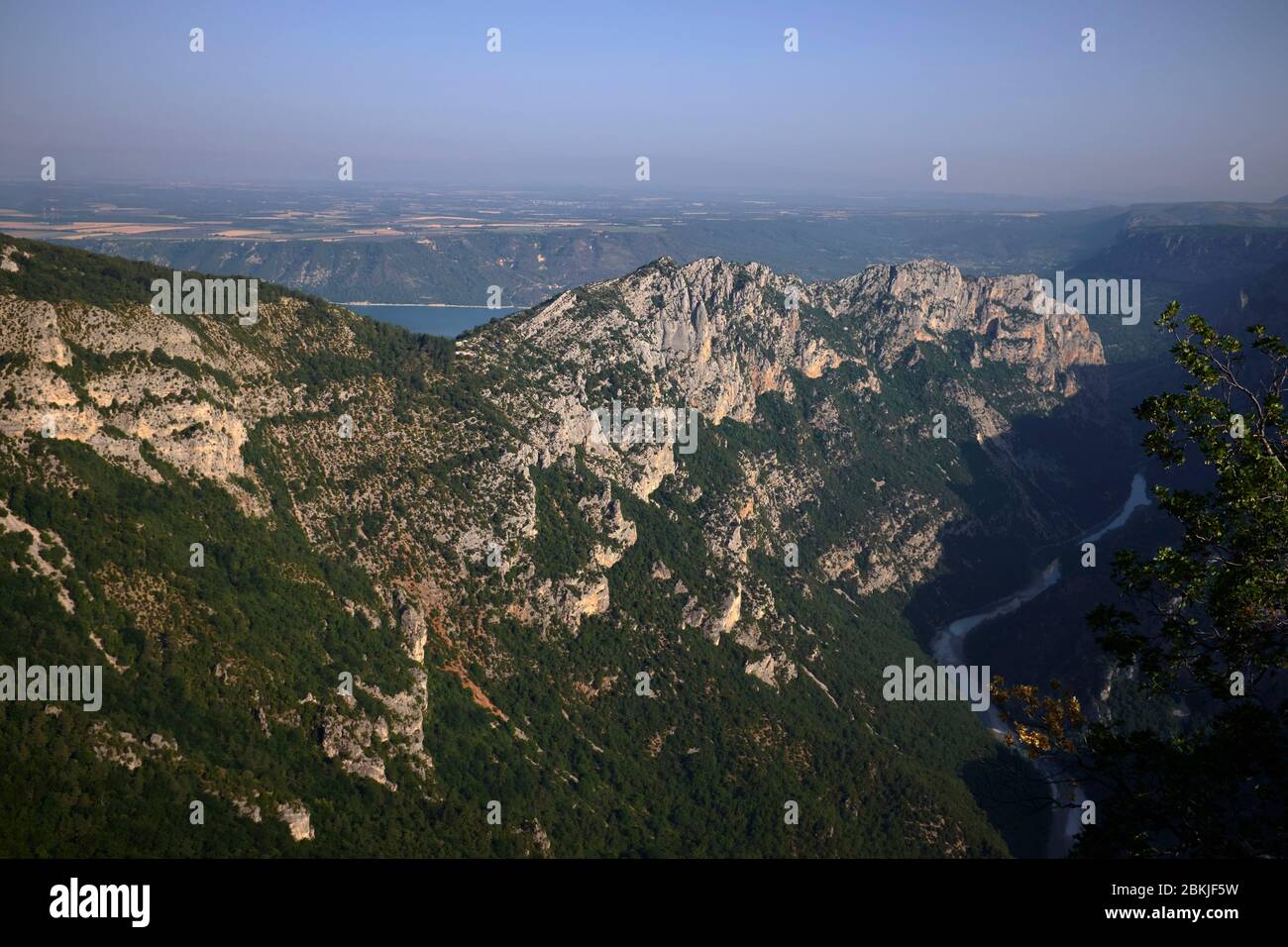 Frankreich, Var, regionaler Naturpark Verdon, Verdon-Schluchten, der Verdon-Fluss und der St. Croix-See im Hintergrund Stockfoto