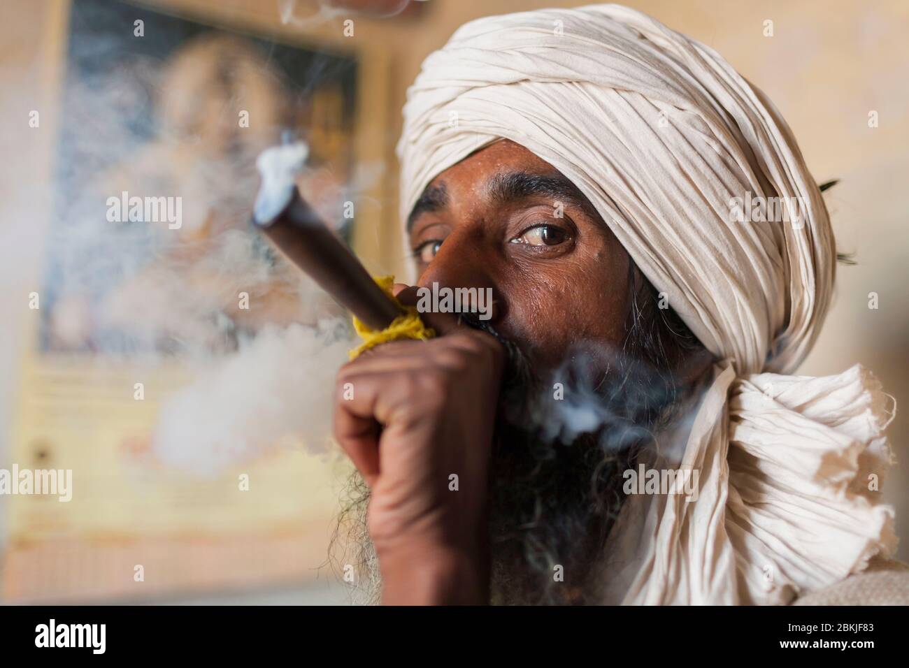 Indien, Rajasthan, Kolayat, Porträt eines Sadhu rauchendes Haschisch in einem Schilum Stockfoto