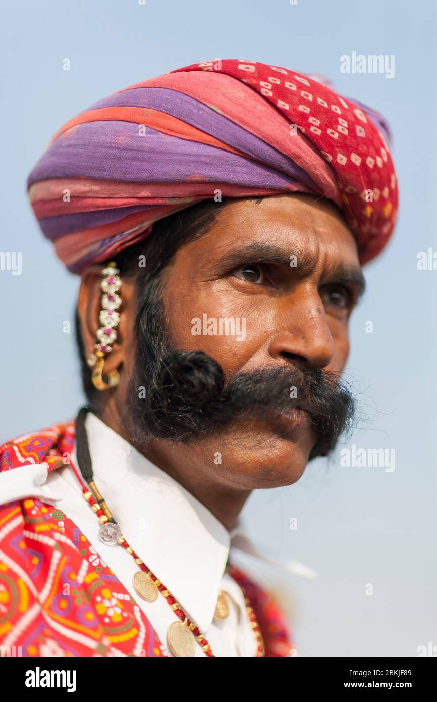 Indien, Rajasthan, Bikaner, Kamel-Festival, Mann trägt traditionelle Kleidung Stockfoto