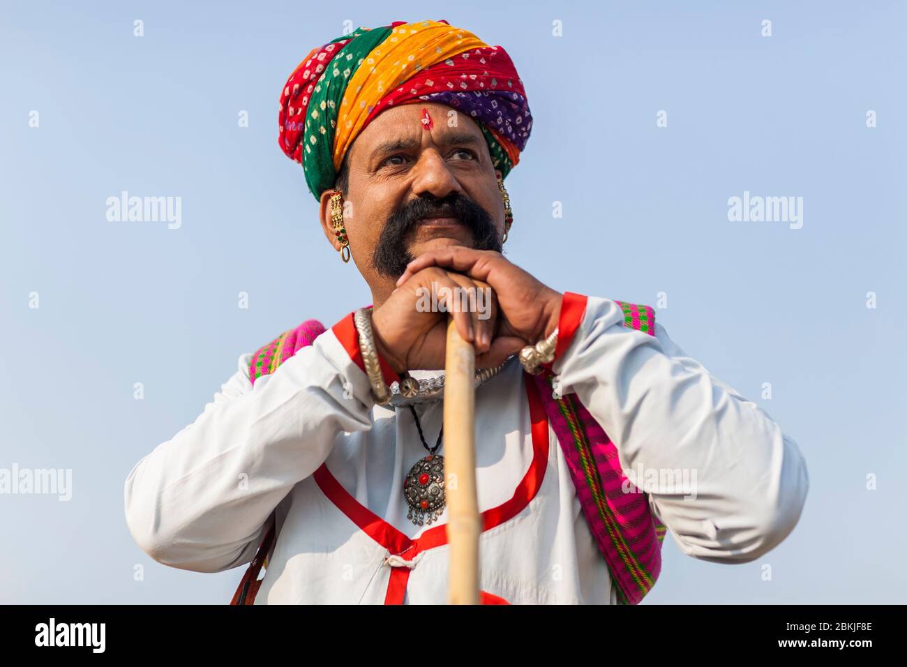 Indien, Rajasthan, Bikaner, Kamel-Festival, Mann trägt traditionelle Kleidung Stockfoto