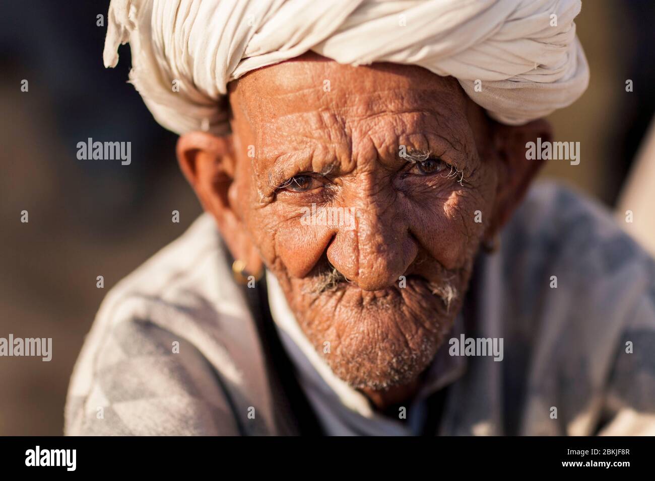 Indien, Rajasthan, Bikaner, Kamel Festival, Porträt eines alten Mannes mit einem durchdringenden Blick Stockfoto