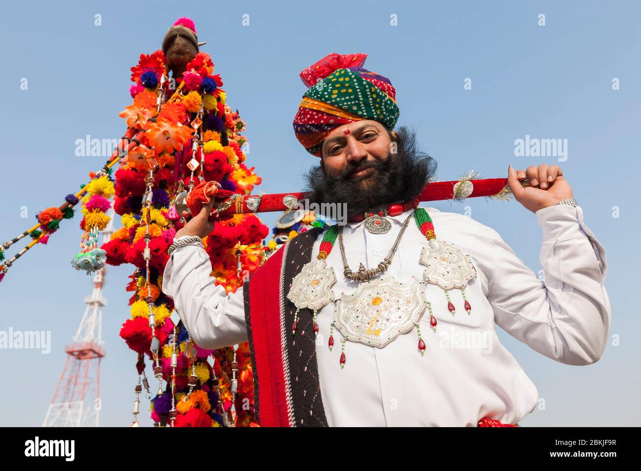 Indien, Rajasthan, Bikaner, Kamel-Festival, Mann trägt traditionelle Kleidung Stockfoto
