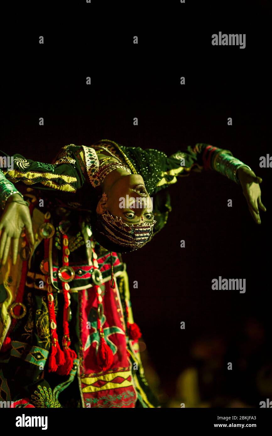 Indien, Rajasthan, Bikaner, Kamel-Festival, junge weibliche Contortionist tanzen auf der Festivalbühne Stockfoto