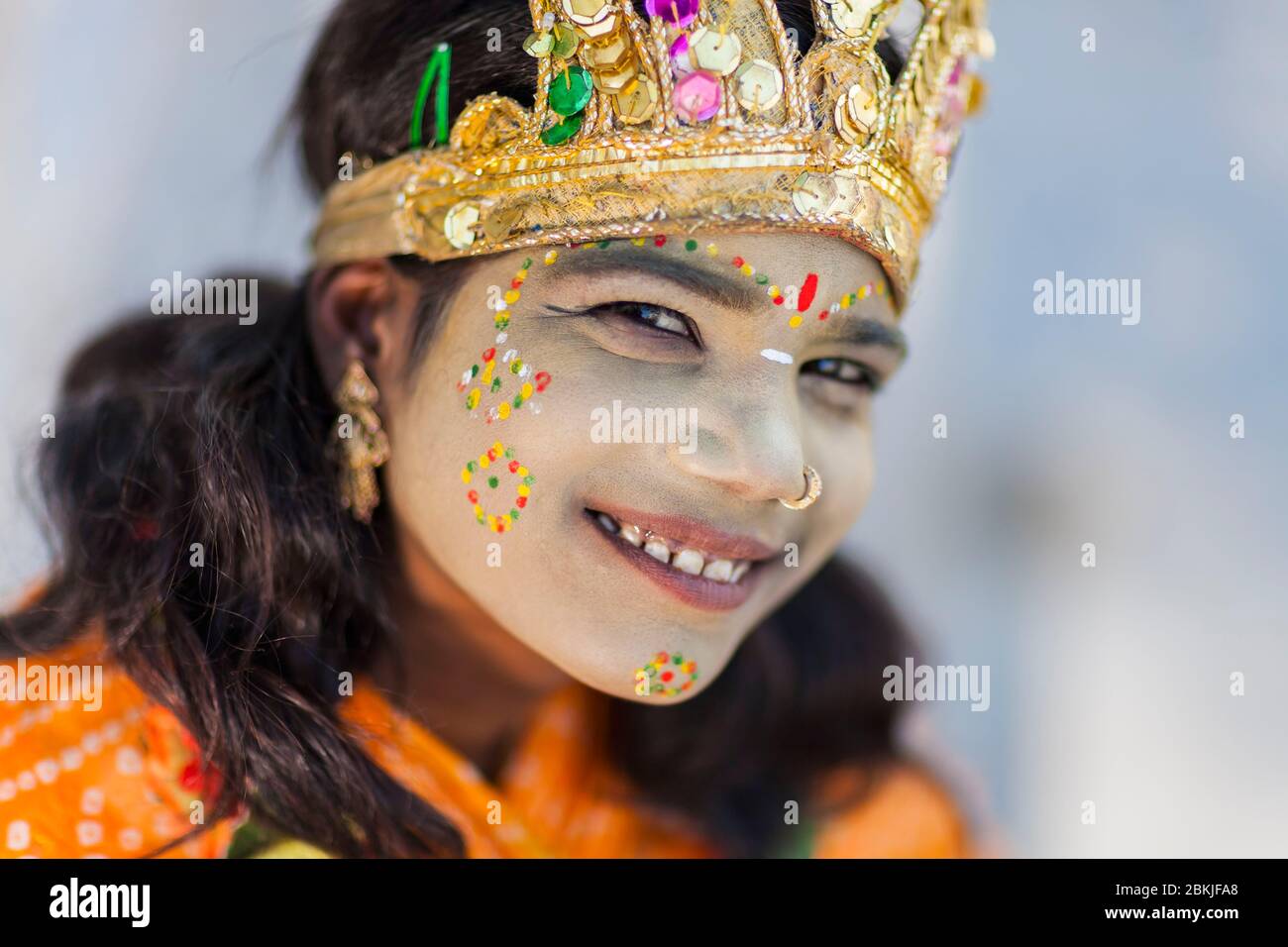 Indien, Rajasthan, Udaipur, Porträt eines lächelnden Mädchens verkleidet als die Göttin Sita Stockfoto