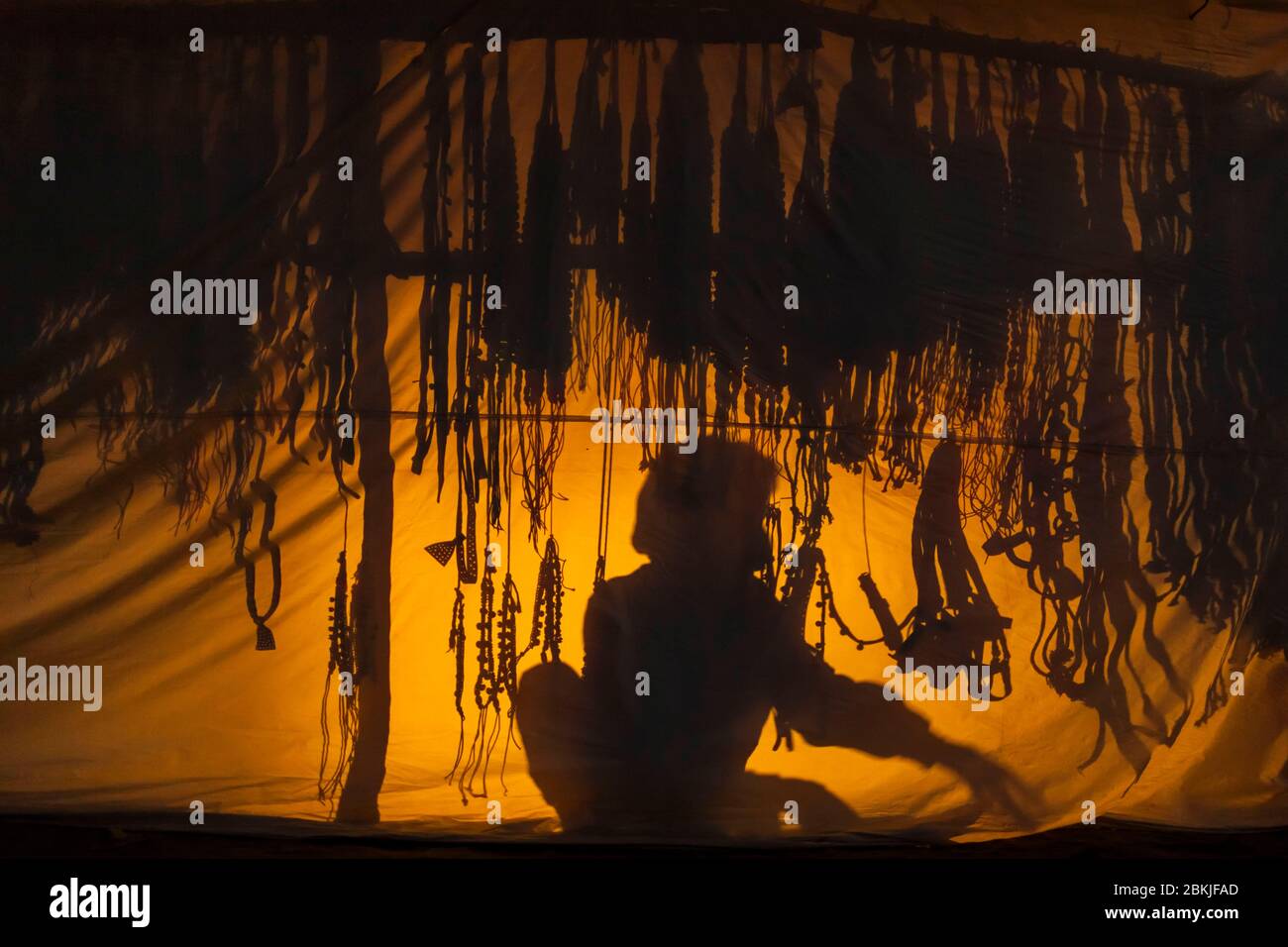 Indien, Rajasthan, Nagaur, Rindermesse, Silhouette eines Mannes in seinem Zelt Stockfoto